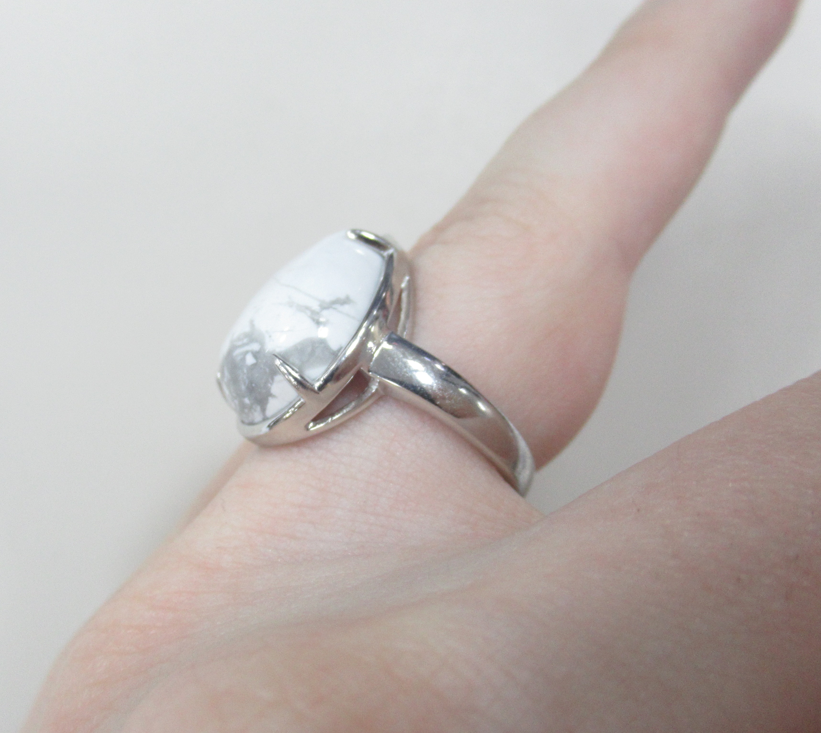 Серебряное кольцо с кахолонгом